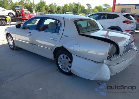 2005 Lincoln Town Car Signature Limited z USA, uszkodzony, nr VIN 1LNHM82W55Y615932